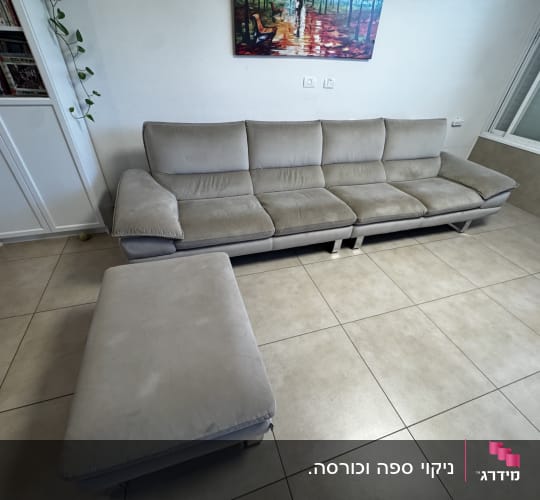 ספה וכורסה בחדר מגורים, ללא אנשים או טקסט.